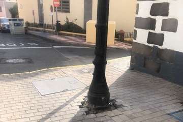 La calle peatonal del casco histórico de San Juan, bajo el asedio de los vehículos/TA.